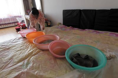 博爱楼上漏水，住户失联，小区没物管，业主维权难！律师来支招……